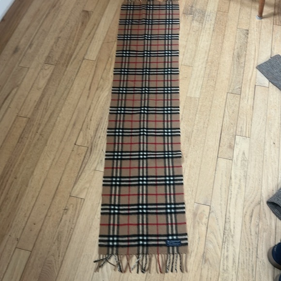 Burberry 100% Lambswool scarf - Picture 2 of 4